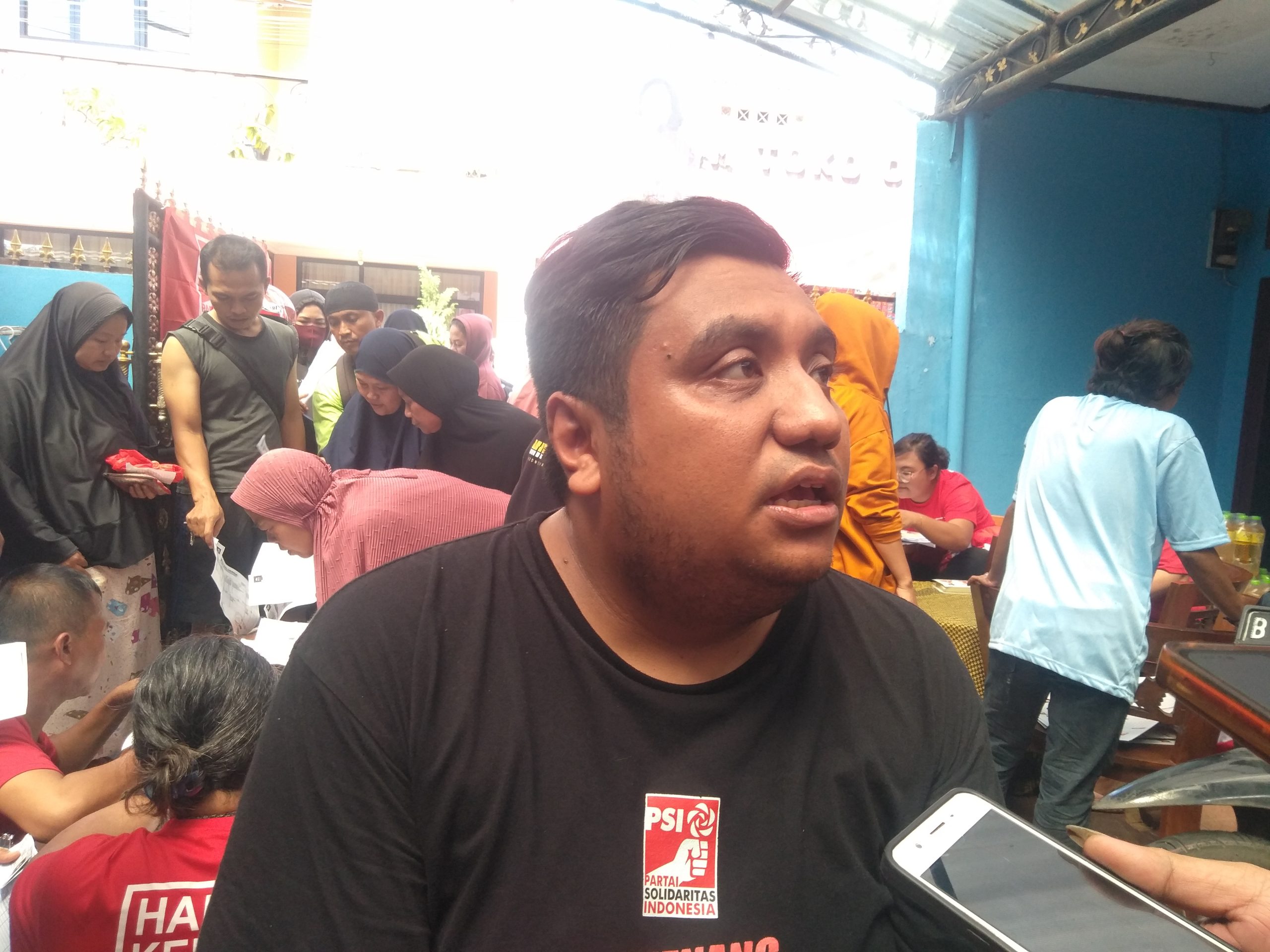 Icuk Pramana Putra Caleg DPRD Kota Depok Partai PSI Dapil Beji Cinere Limo Gelar Tebus Murah Minyak ...