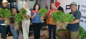 PSI Depok Wujudkan Program Ketahanan Pangan, Bagikan 2000 Ikat Kangkung kepada Warga
